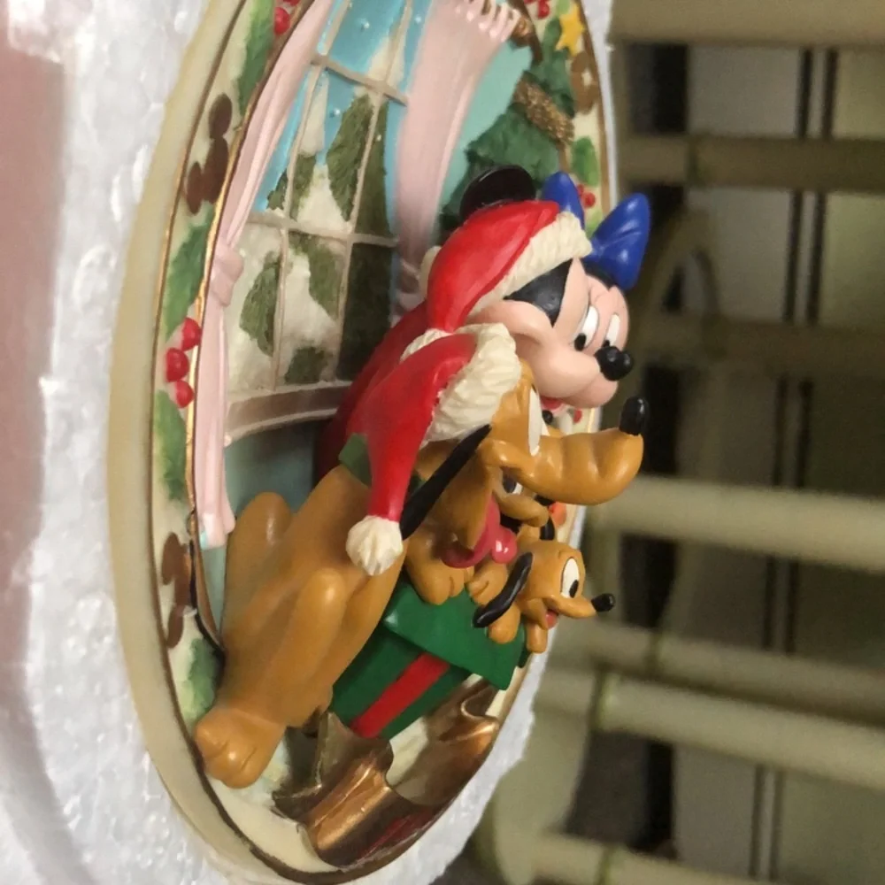 Disney Enesco 1996 Bas Relief Plate
